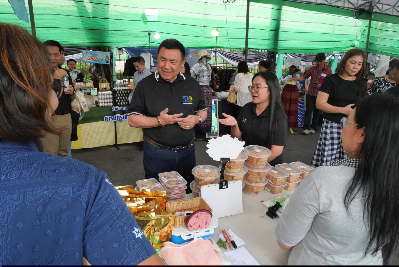 title - เลขาธิการ ส.ป.ก. เยี่ยมทักทายเกษตรกรและซื้อสินค้าในบรรยากาศวันสุดท้ายของการออกร้านขายสินค้า จากเขตปฏิรูปที่ดิน ส่งท้ายงานครบรอบ 51 ปี ส.ป.ก. ณ สำนักงานการปฏิรูปที่ดินเพื่อเกษตรกรรม